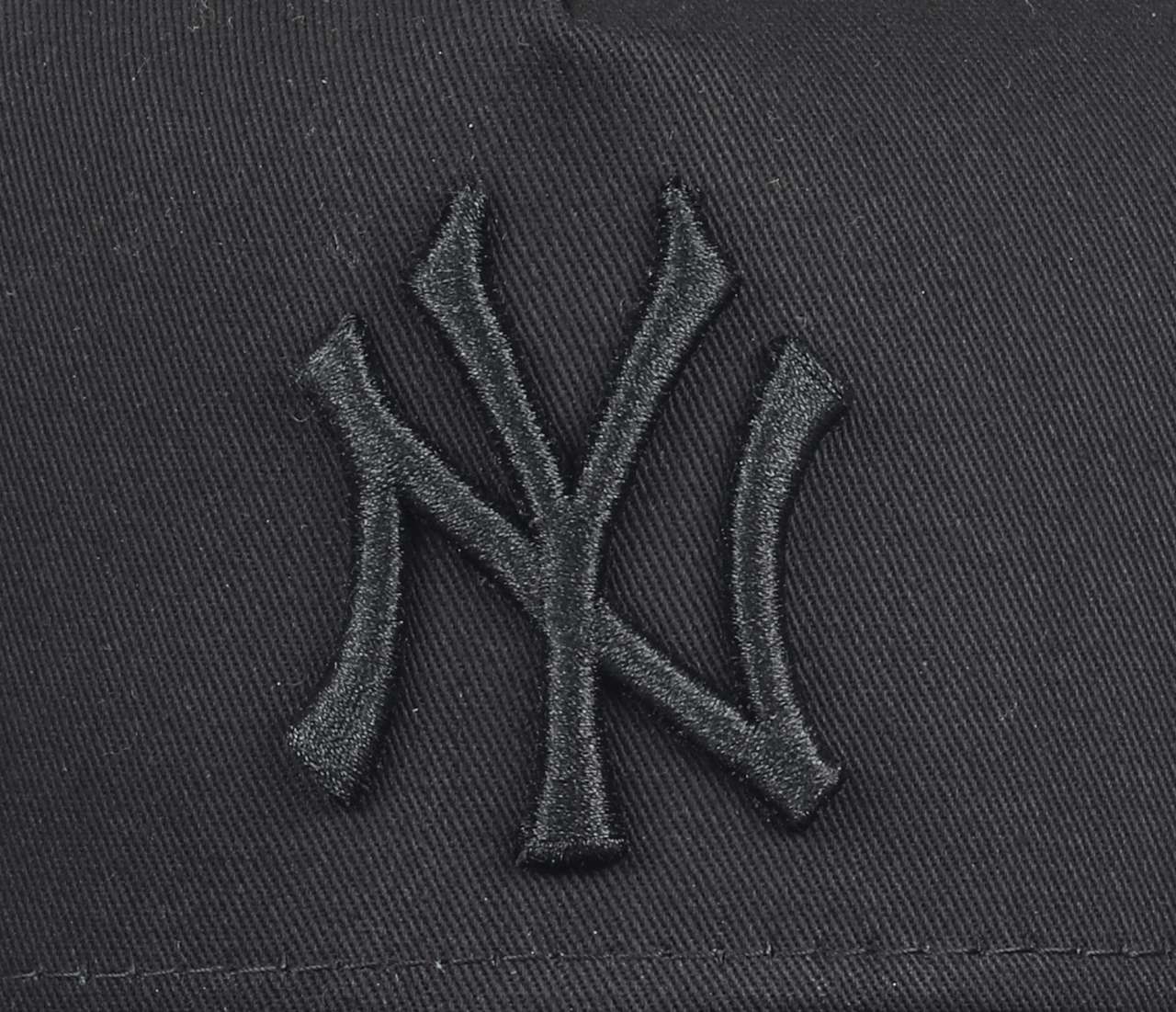 New York Yankees MLB Black on Black 9Forty A-Frame Snapback Cap New Era