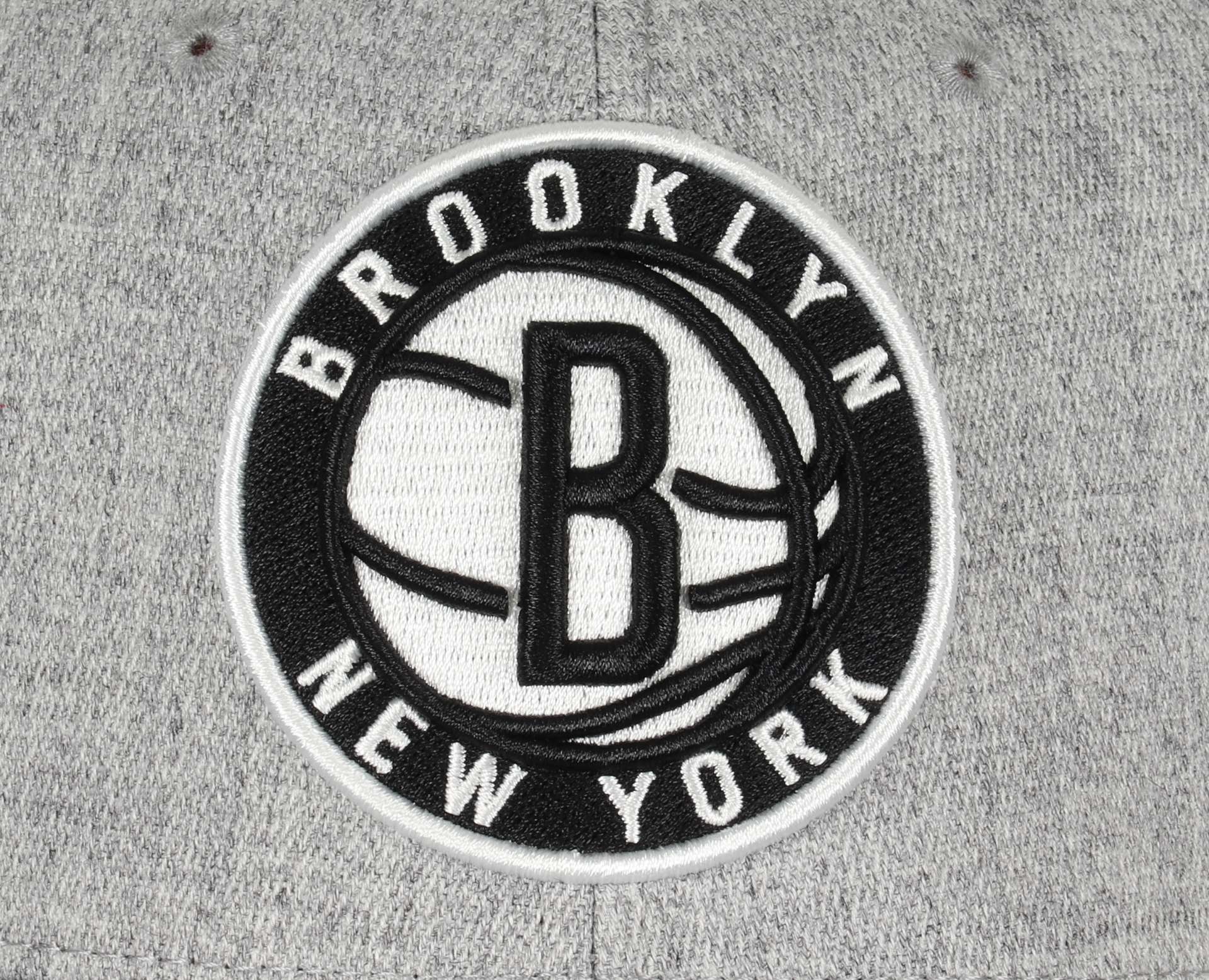 Brooklyn Nets Heather Grey NBA Team Heather 2.0 Classic Red Snapback Cap Mitchell & Ness