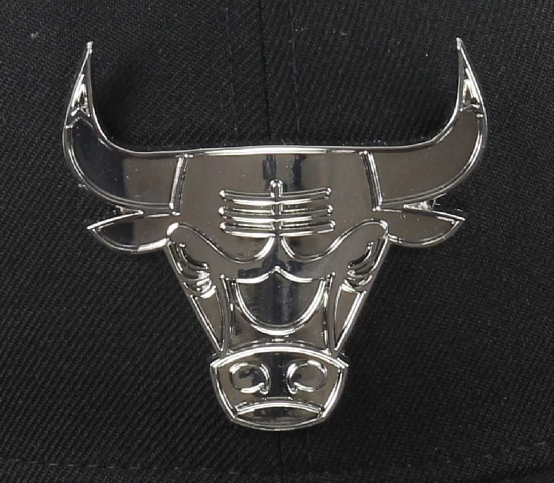 Chicago Bulls Silver Metal Badge 59Fifty Cap New Era